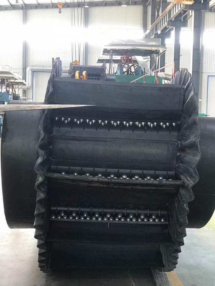 輸送帶廠家解釋什么因素導(dǎo)致大傾角擋邊輸送帶損壞？