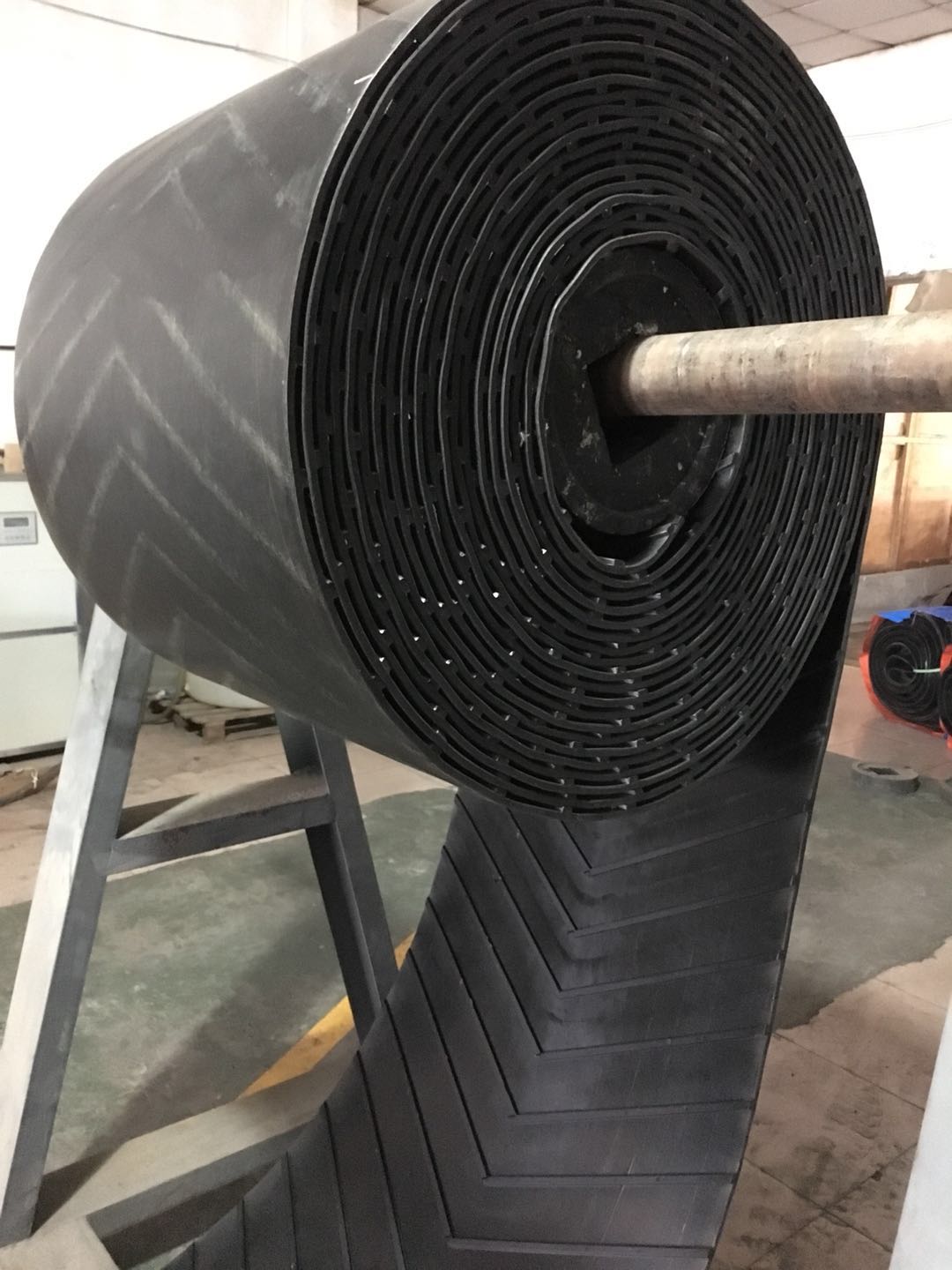 輸送帶廠家——花紋輸送帶應(yīng)該如何安裝？